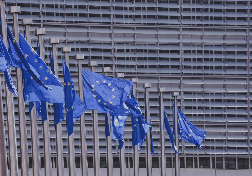 EU-flaggor framför Europeiska kommissionens byggnad i Bryssel